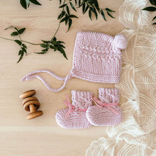 Load image into Gallery viewer, Snuggle Hunny Bonnet &amp; Bootie Set.
