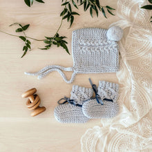 Load image into Gallery viewer, Snuggle Hunny Bonnet &amp; Bootie Set.
